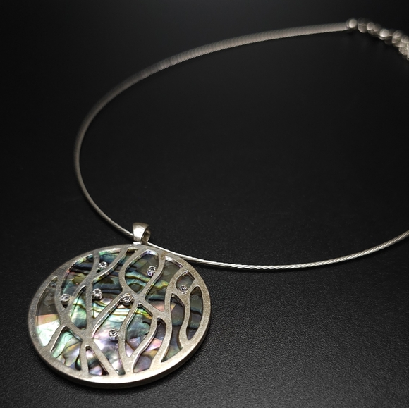 Vintage Mother of Pearl pendant wire choker necklace. - Picture 10 of 10